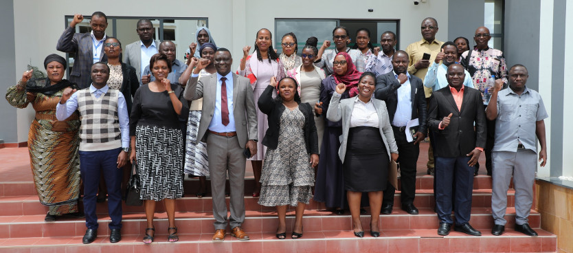 Mwenyekiti wa Baraza la Wafanyakazi la Tume ya Taifa ya Mipango ya Matumizi ya Ardhi (wa nne kutoka kushoto) Prof. Wakuru Magigi akiwa katika picha ya pamoja na Wajumbe wa Baraza hilo mara baada ya Kikao cha Baraza kilichofanyika mjini Dodoma.